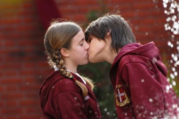 Ecco i pensieri delle ragazze quando baciano un uomo per la prima volta