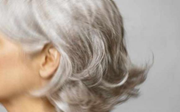 Ecco perché ti vengono i capelli bianchi prima dei 30 anni