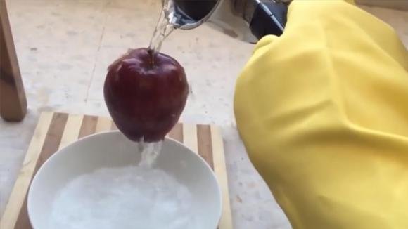 Versa l’acqua bollente sulla mela e poco dopo nota qualcosa sulla buccia