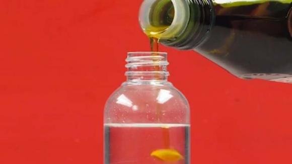 Aggiunge un po’ d’olio in una bottiglia con acqua: un rimedio infallibile di cui non potrete più fare a meno