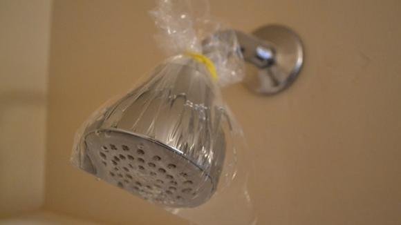 Come eliminare il calcare dal soffione della doccia: ecco un trucco semplice ed efficace