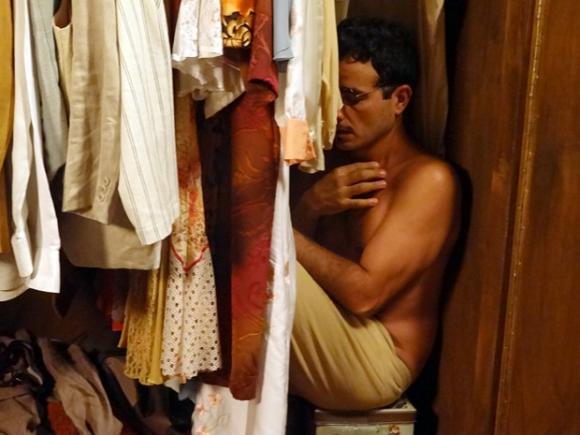 Un marito capisce che sua moglie lo sta tradendo, così lascia un biglietto per l’amante