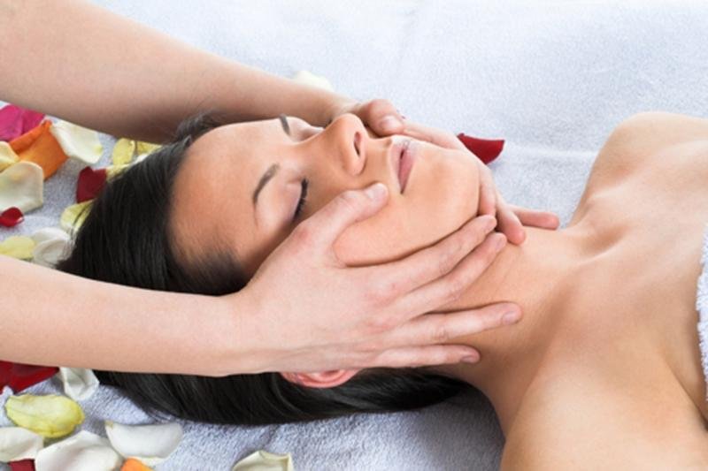 I massaggi facciali possono aiutare a ripristinare le funzioni e conformazione del volto