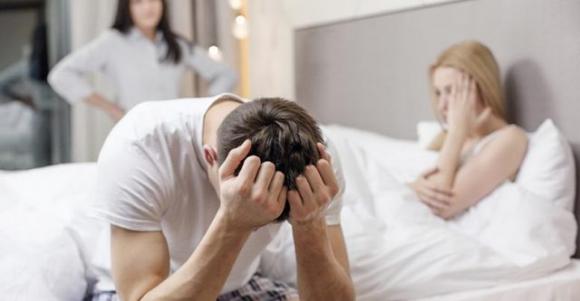 Un ragazzo espone il marito traditore di una donna in modo esilarante