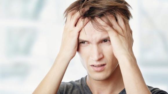 7 cibi che possono scatenare forti mal di testa ed emicranie