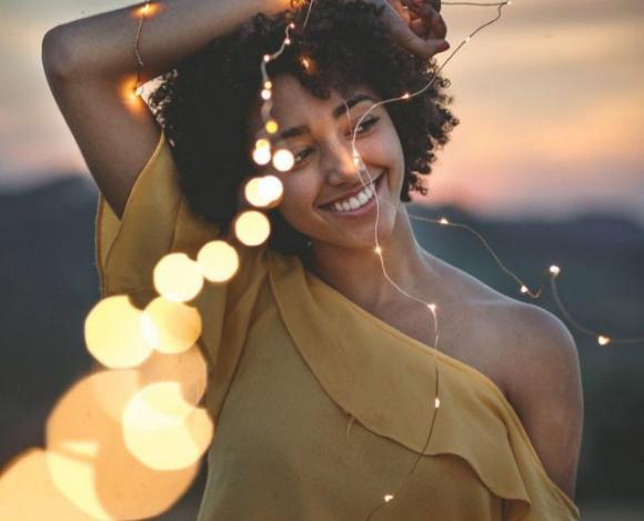 9 cose che accadono al tuo corpo quando bevi acqua e limone ogni giorno