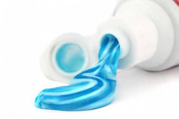 Non avresti mai immaginato che il dentifricio potesse fare tante cose! Ecco 20 fantastici trucchi