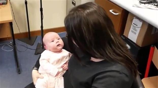 E’ sorda dalla nascita e sente per la prima volta la voce della mamma: la sua emozionante reazione