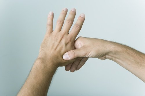 Ogni dito è collegato a 2 organi: un antico metodo giapponese per la cura del corpo in 5 minuti!