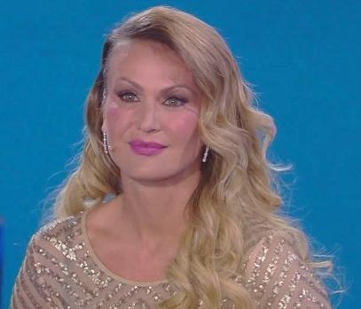 Eva Henger, nuovo scandalo: “Due naufraghi sposati hanno fatto sesso in Honduras”.
