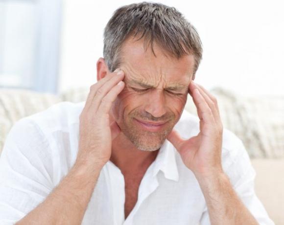 7 cibi che possono scatenare forti mal di testa ed emicranie