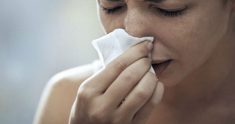 Le croste nel naso possono causare dolore, fastidio e sanguinamento