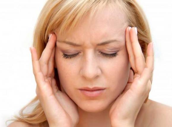 7 cibi che possono scatenare forti mal di testa ed emicranie