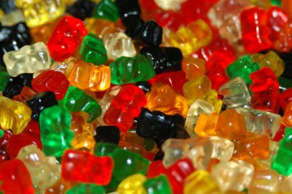 Incredibile: sono in vendita degli orsetti gommosi commestibili che aiutano ad abbronzarsi!