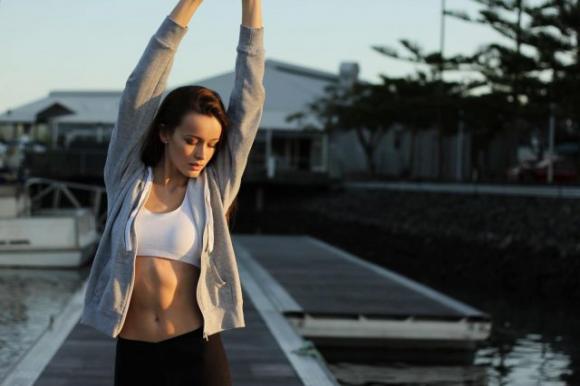 9 cose che accadono al tuo corpo quando bevi acqua e limone ogni giorno