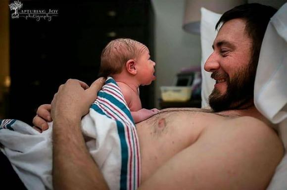 Per festeggiare la festa del papà: qui ci sono più di 30 foto di un papà in sala parto