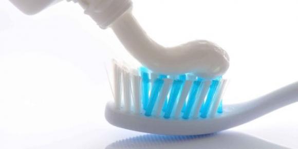Non avresti mai immaginato che il dentifricio potesse fare tante cose! Ecco 20 fantastici trucchi