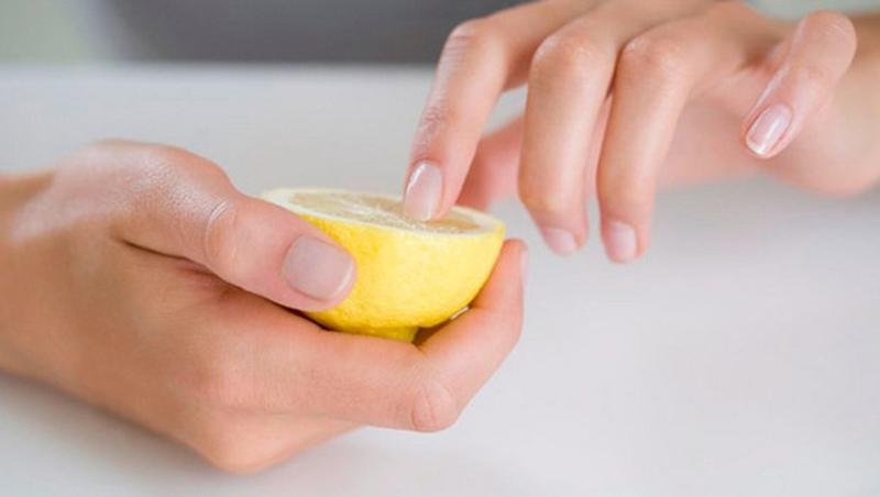 Il limone aiuta a rinforzare le unghie sfaldate