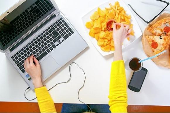 5 insospettabili motivi per cui si rischia di ingrassare a lavoro