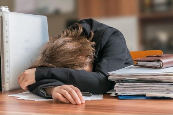 5 insospettabili motivi per cui si rischia di ingrassare a lavoro