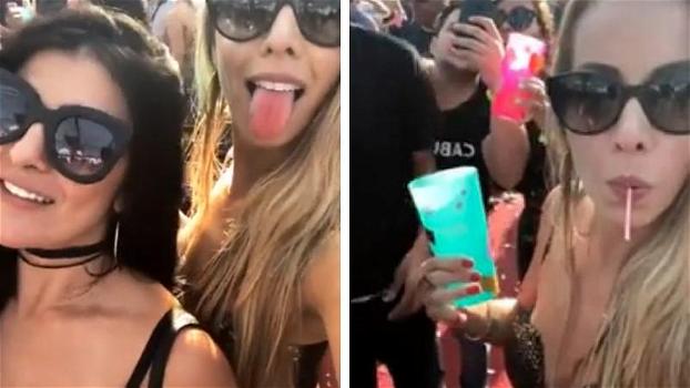 Questa ragazza si scatta dei selfie mentre beve un drink: un dettaglio inquietante vi lascerà di stucco