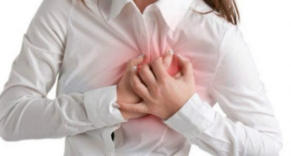 Un mese prima di un attacco di cuore il tuo corpo ti avvertirà con questi 8 segnali