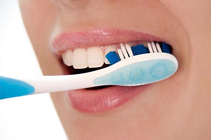 Anche con il brillantino al dente bisogna mantenere i denti puliti
