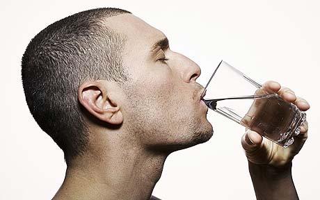 Bere acqua durante i pasti fa bene o male?
