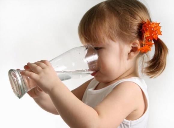 Bere acqua durante i pasti fa bene o male?