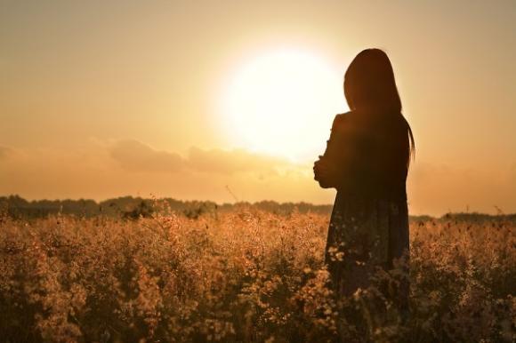 La solitudine ci aiuta a crescere: il piacere del silenzio e l’arte di poter stare da soli