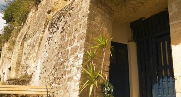 Disoccupato acquista una casa nella roccia per un euro: “E’ stata la mia fortuna più grande”