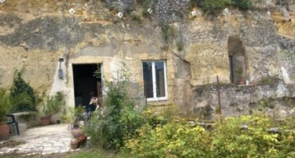 Disoccupato acquista una casa nella roccia per un euro: “E’ stata la mia fortuna più grande”