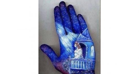 Scegli un disegno dipinto sulla mano e scopri qualcosa di interessante su di te