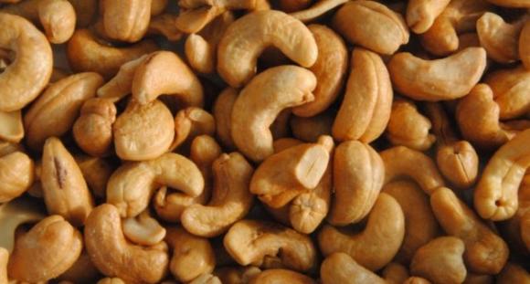 13 semi e frutta secca da mangiare ogni giorno per rimanere sani e in forma