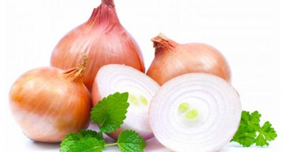 Ecco cosa succede se metti la cipolla nelle orecchie