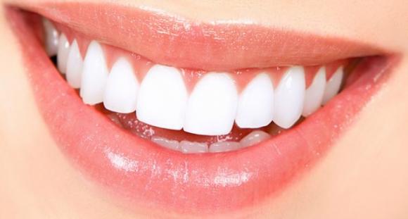 Avvolgi i denti con un foglio di alluminio e guarda cosa succede