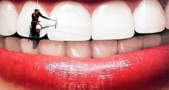 Avvolgi i denti con un foglio di alluminio e guarda cosa succede
