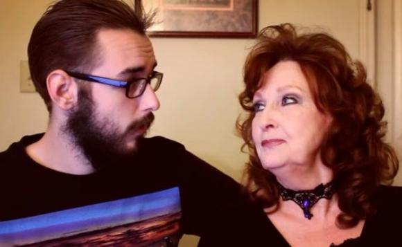 Lui 20 e lei 73 anni, potrebbero essere nonna e nipote: “È stato amore a prima vista”