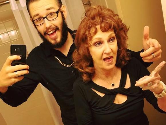 Lui 20 e lei 73 anni, potrebbero essere nonna e nipote: “È stato amore a prima vista”