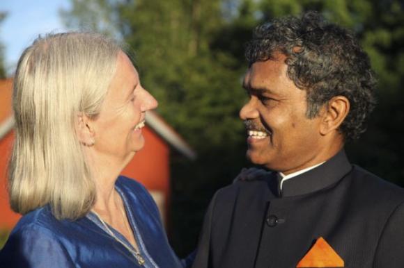 40 anni fa quest’uomo ha venduto tutti i suoi averi per andare in bici in Svezia a vivere con l’amore della sua vita