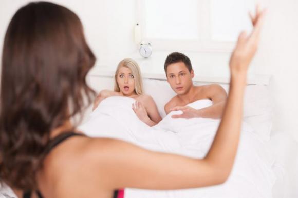 Tradimento: ecco 25 segni che ti tradisce