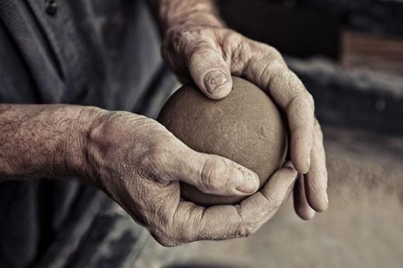 Il dorodango, il passatempo giapponese con cui si trasformano palline di fango in opere d’arte
