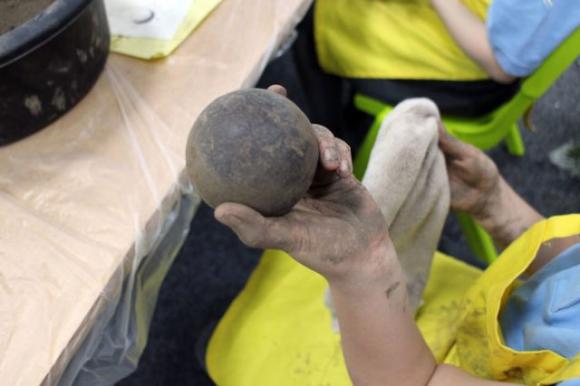 Il dorodango, il passatempo giapponese con cui si trasformano palline di fango in opere d’arte