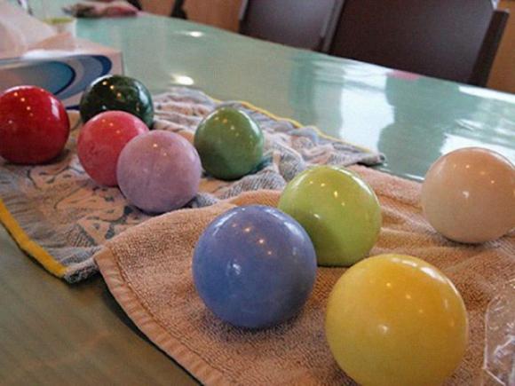Il dorodango, il passatempo giapponese con cui si trasformano palline di fango in opere d’arte