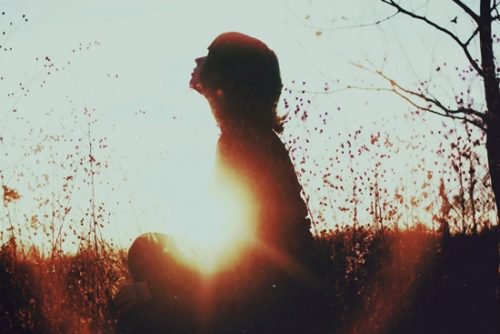La solitudine ci aiuta a crescere: il piacere del silenzio e l’arte di poter stare da soli