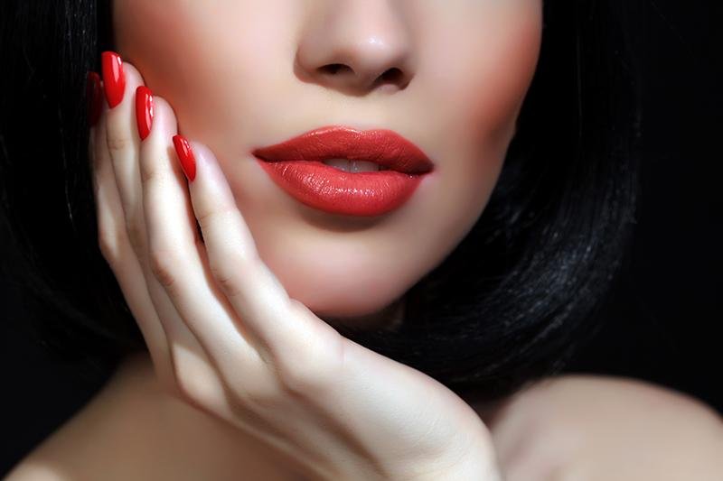 Il make up si può scegliere anche in base al colore delle unghie gel rosse
