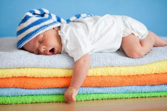 La scienza spiega di quante ore di sonno abbiamo davvero bisogno in base alla nostra età