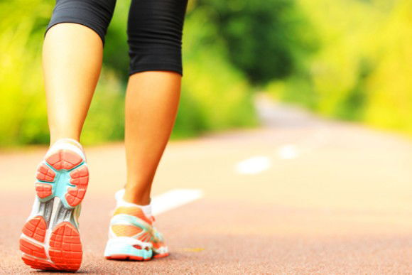 Ti bastano solo 15 minuti di camminata al giorno per migliorare il tuo corpo. Ecco come: