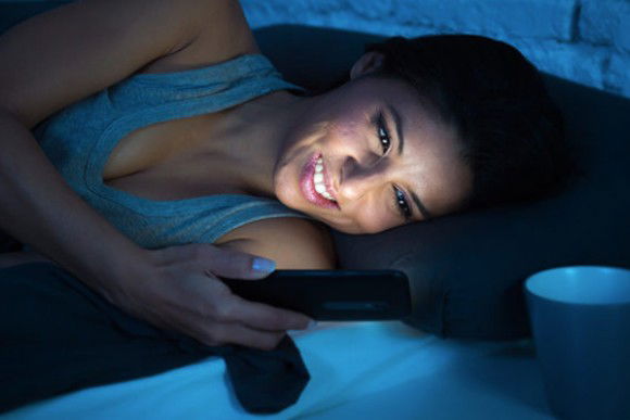 11 abitudini che la maggior parte delle donne ha in comune prima di andare a letto