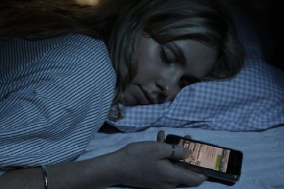 11 abitudini che la maggior parte delle donne ha in comune prima di andare a letto